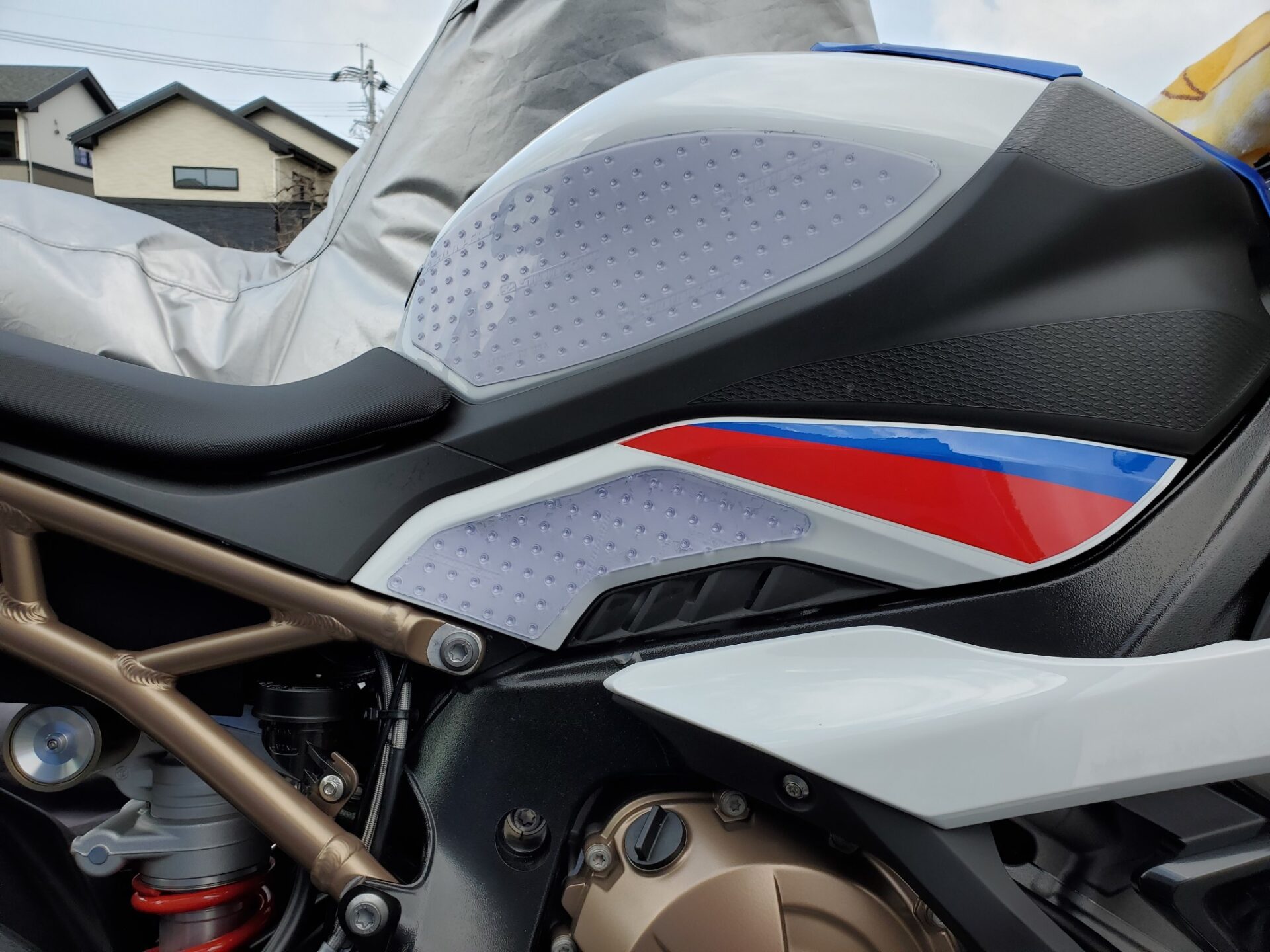 S1000RR用ニーグリップパッドを作りました ～車種専用のはダメですね、ストンプグリップ～｜ふくちゃんのブログ